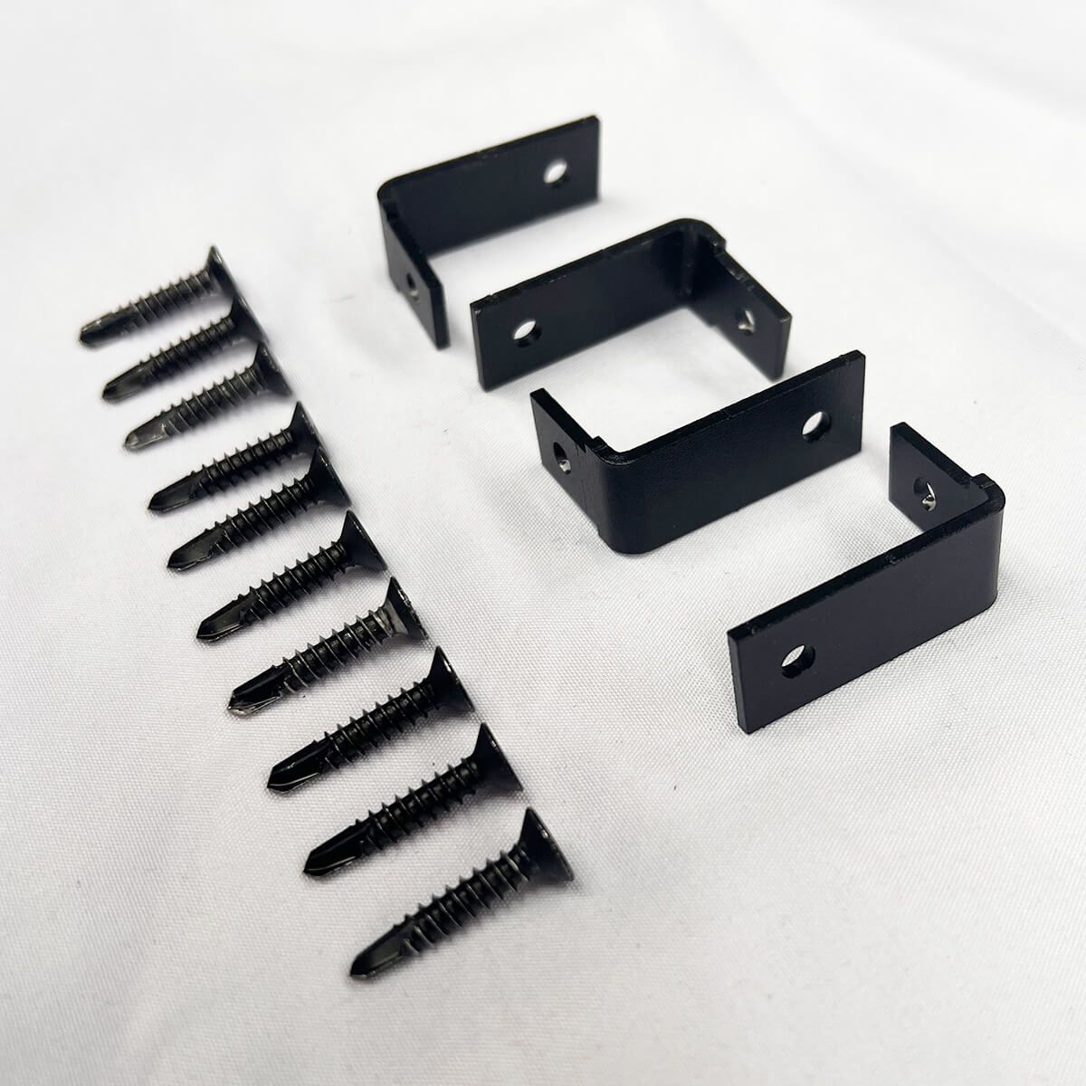 4x L Brackets & Screws